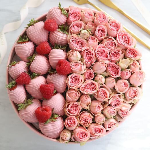 Strawberries in chocolate with roses "Tenderness"