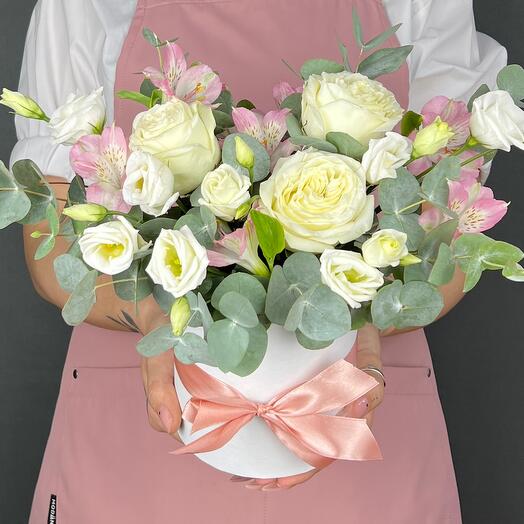 Flowers in the box. White pionivate roses, eastoma and alstromeria (s)