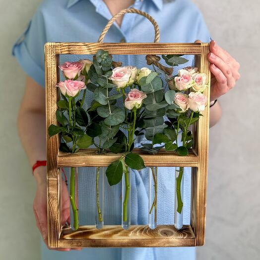 Рамка с розовыми кустовыми розами и эвкалиптом