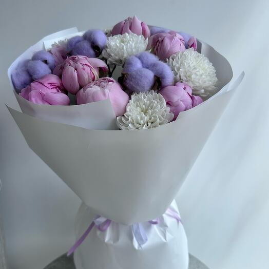 Букет пионы с хризантемой