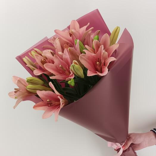 Букет из 5 лилий розового цвета Brindis в упаковке бордового цвета
