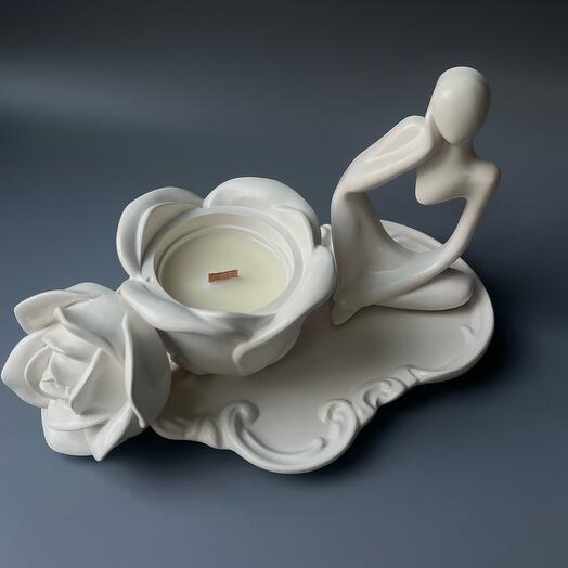 Подарочный интерьерный набор: свеча Роза с ароматом «кофе фундук», статуэтка, поднос. Подарок маме