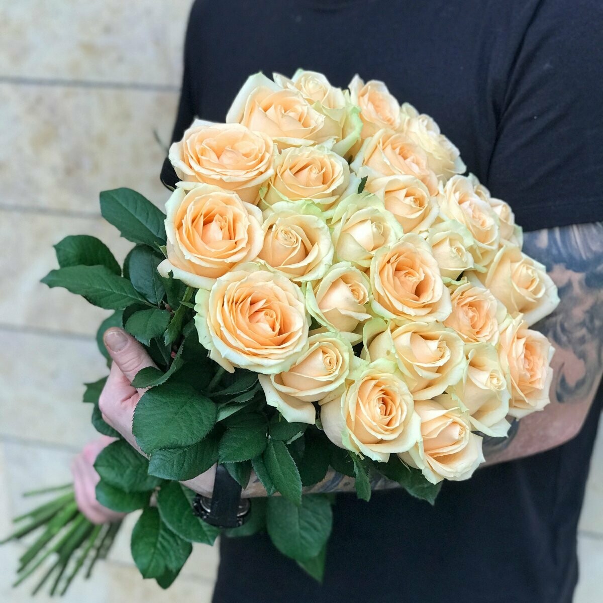 25 кремовых роз