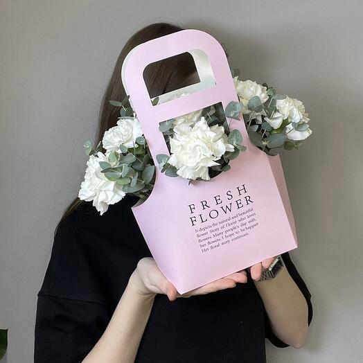 White diatus in a handbag with eucalyptus. Vkf75