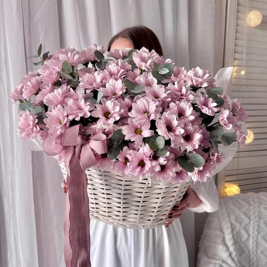 Корзина с розовыми ромашками и веточками эвкалипта🌿 Любимой Размер L