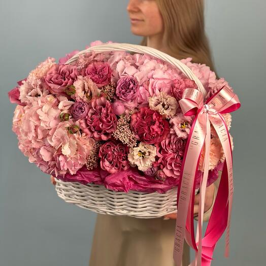 Pionivate bright roses and pink hydrangeas basket