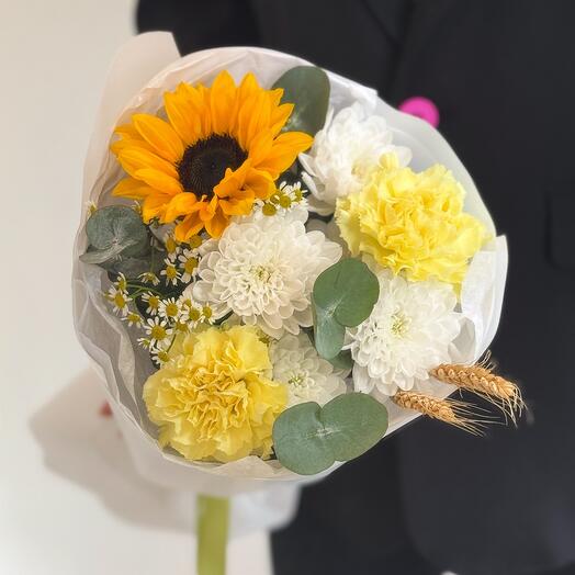 Букет с подсолнухом, хризантемой и ромашкой