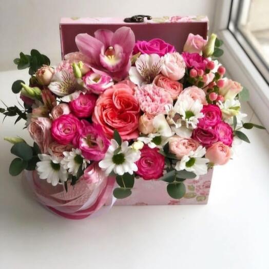 Цветы в сундучке эквадорская роза, хризантема, орхидея, эвкалипт