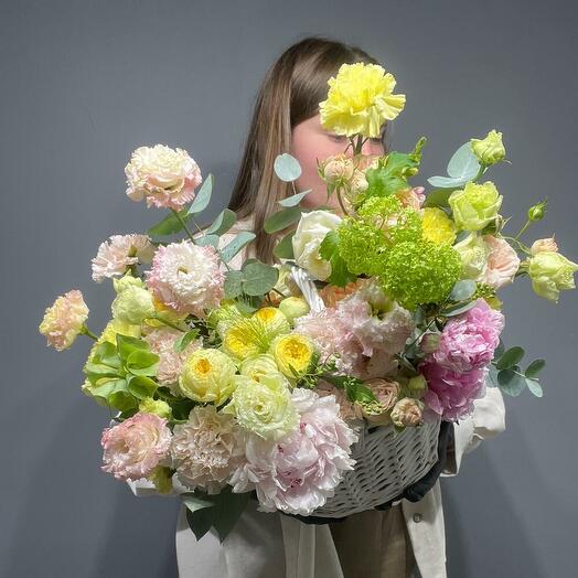 Basket with roses, peonies and anti -trims 239