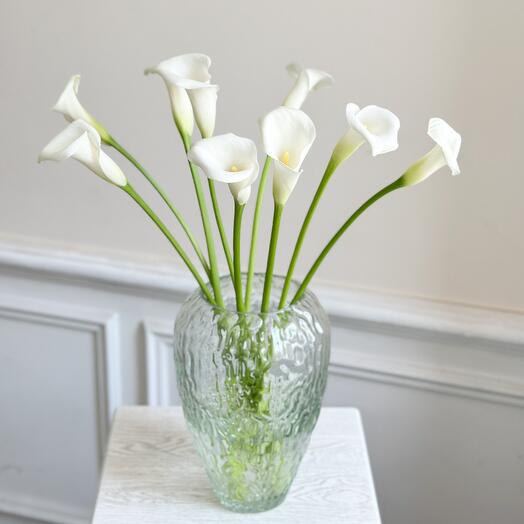 Calles in glass vase 9