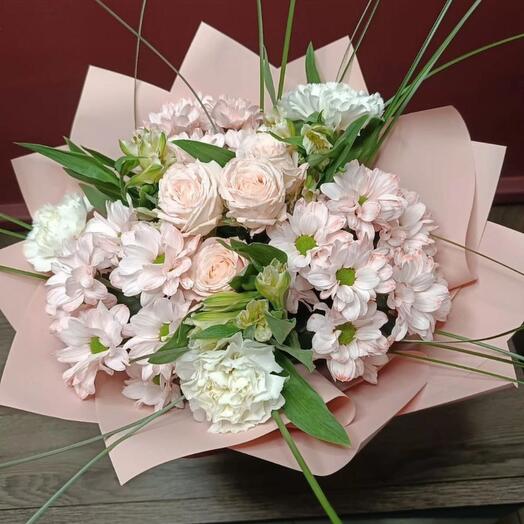 Нежный букет с кустовой розой, хризантемами и диантусом