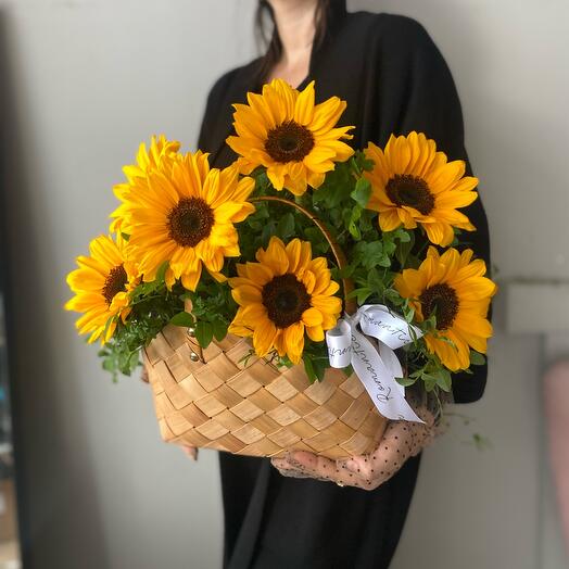 Букет подсолнухов в корзине
