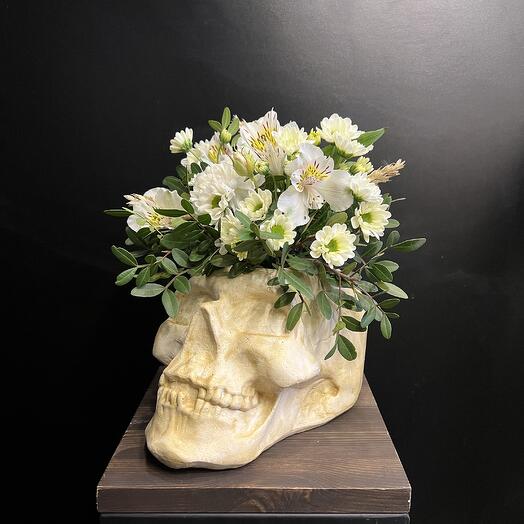 The composition of fresh flowers in a handmade kashpo-chrape