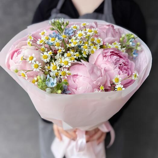 Bouquet with peonies and daisies "Summer wind"