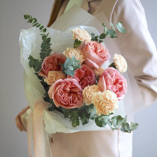 Лесная нимфа с  пионовидной розой и гвоздикой