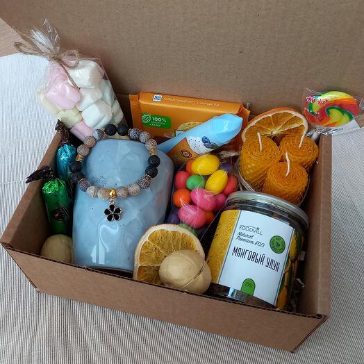 Подарочный набор с браслетом из натурального агата,  чаем и сладостями