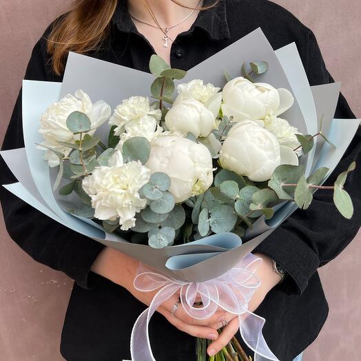 White peonies with diatus