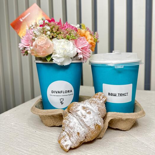 Flowers and coffee of the Kapuchino "sovaflora" cafe