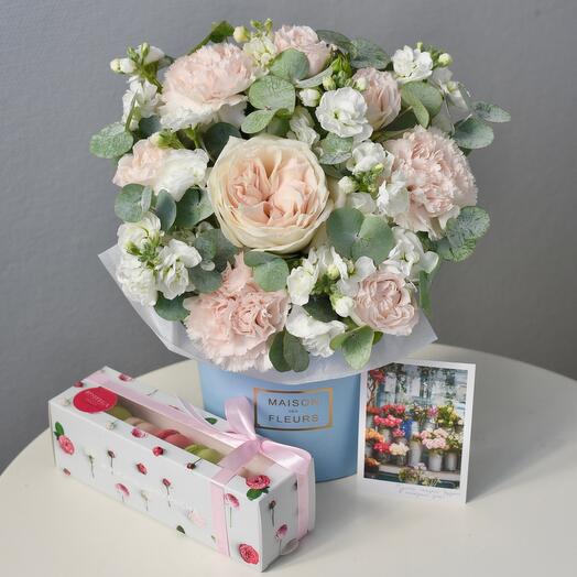 Подарочный набор «Поцелуй лесной нимфы»: цветы, пирожные макарон и открытка