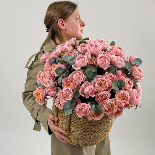 Large basket of pionoid roses. Bouquet 559