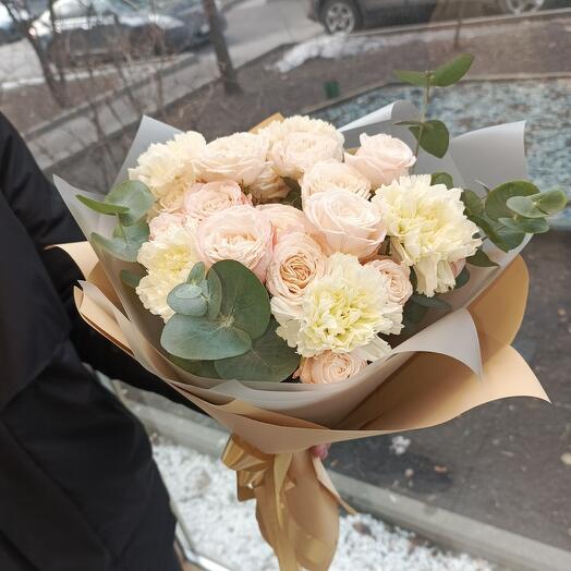 Букет из пионовидной кустовой розы с нежным диантусом