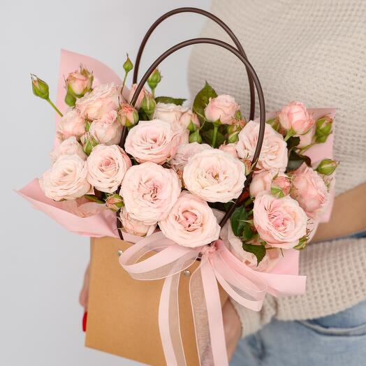 Кустовые розы в крафтовой сумочке
