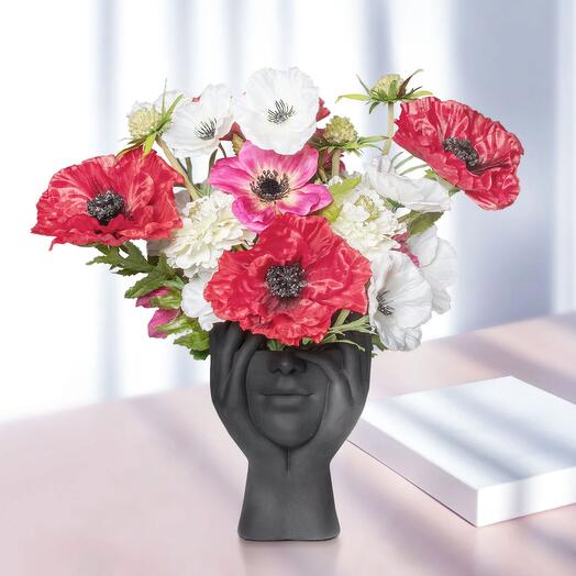 Искусственными цветы в керамическом черном кашпо