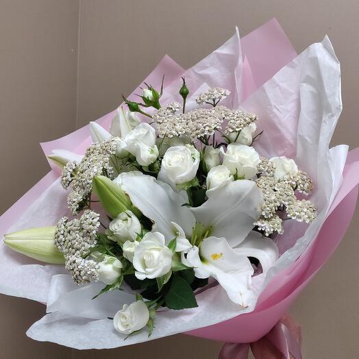 Белоснежный букет садовых белых  лилий , кустовых роз и тысячелистника