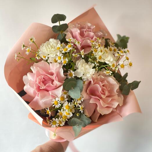 Summer copyright bouquet with daisies and French roses