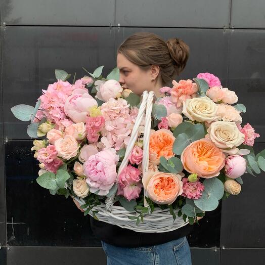 Basket with flowers "Persian wine"