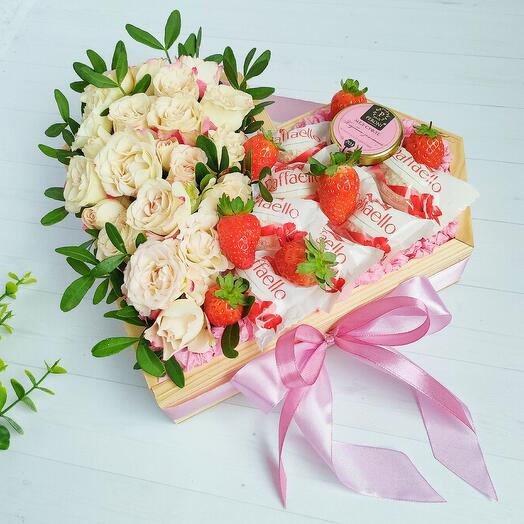 Подарок сердце с цветами, клубникой и Раффаэло