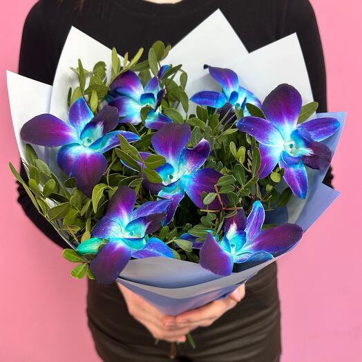 A bouquet with a blue orchid dendrobium in combination with pistachio herb