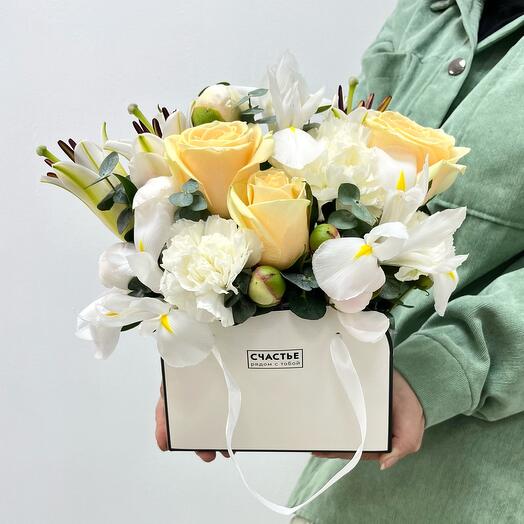 Цветы в коробке с розами, ирисами, лилиями «Легкое счастье»