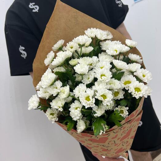 Bouquet of daisies in craft
