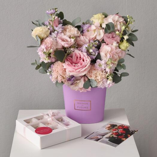 Подарочный набор «Лавандовый раф»: бельгийский шоколад, открытка и цветы