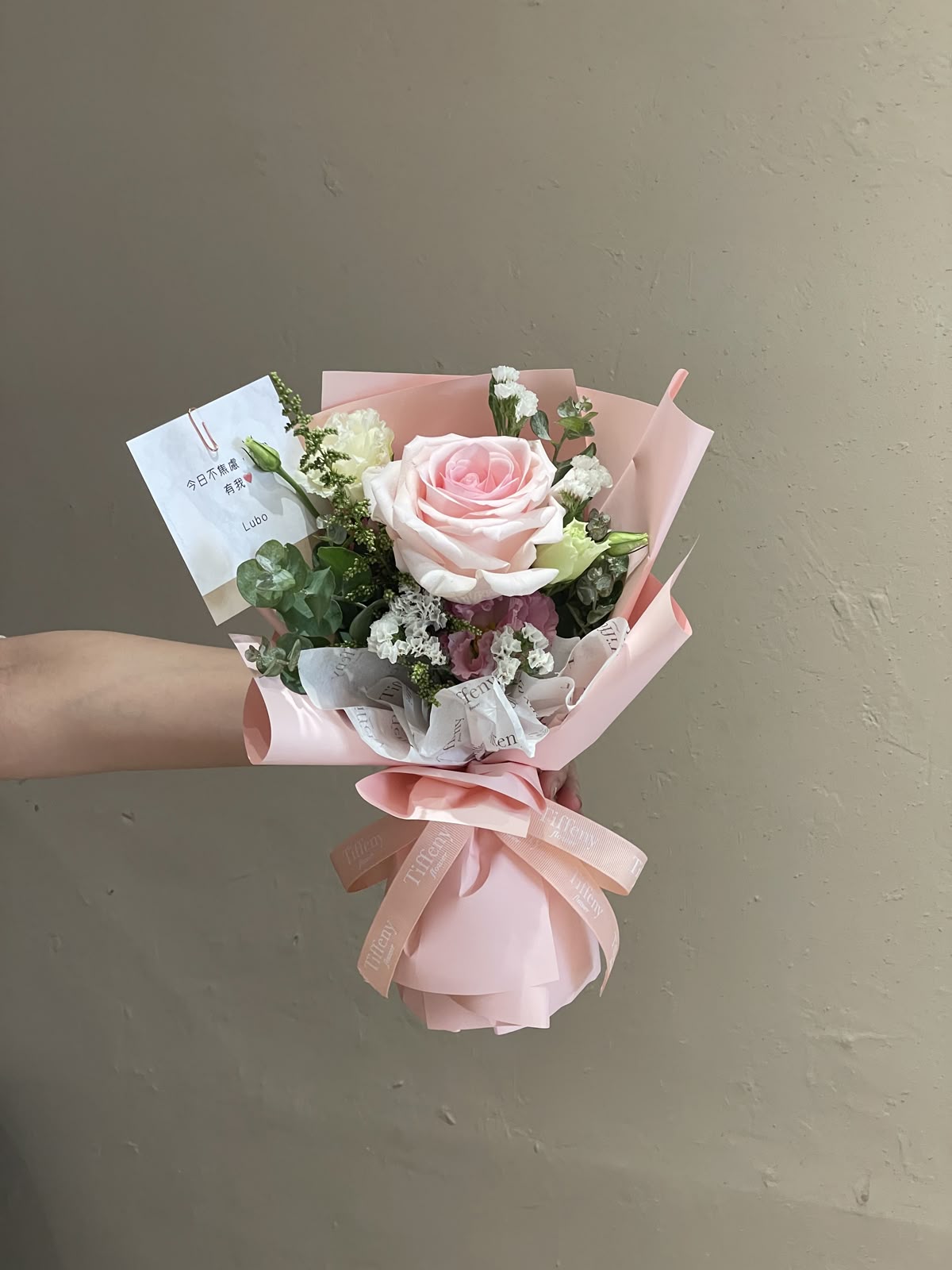 Elegant mono bouquet 💮