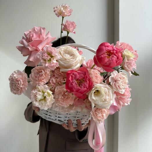 Корзина с пионами Coral Sharm и французскими розами