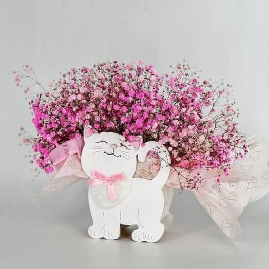 Кашпо кошечка с цветами розовой гипсофилы
