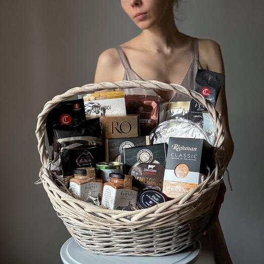 Gift set of premium range of cheeses and sausages, tea and coffee